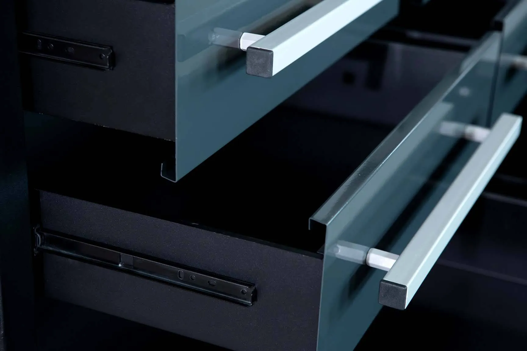 TMG-WB20D 10' 20-Drawer Workbench with Keyed Alike Locks