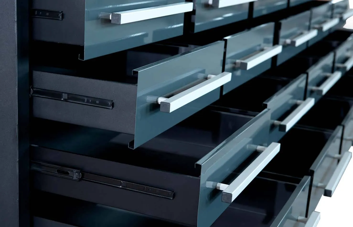 TMG-WB20D 10' 20-Drawer Workbench with Keyed Alike Locks
